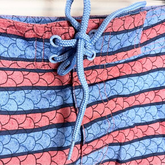 Vineyard Vines Board Shorts 9” Inseam Men’s size 28 striped - Picture 4 of 9